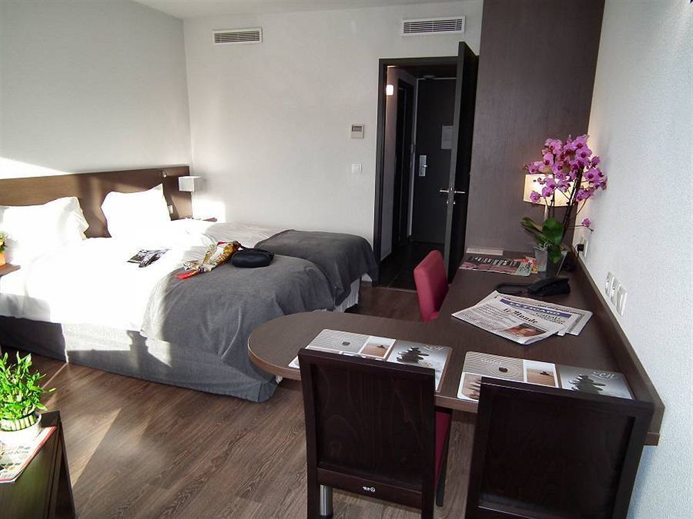 Hotel Eden Park Pau Est, Avec Piscine Екстериор снимка